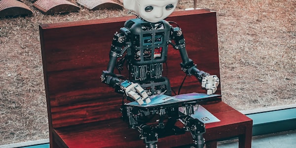 人工智能与数据安全趋势分析文章配图 - 显示脑部与数字网络连接的抽象概念